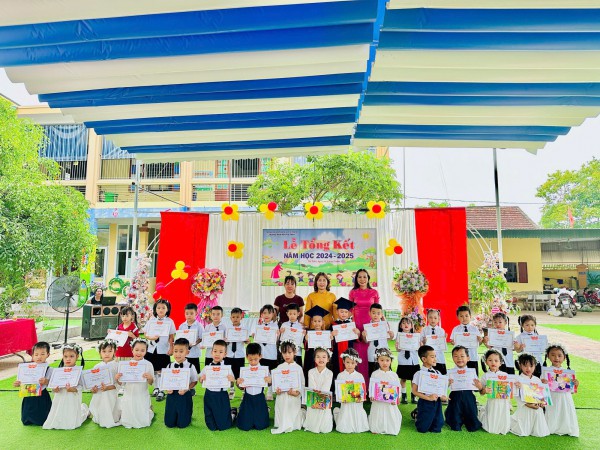 Hình ảnh BGH trường chụp cùng các bé giỏi bé ngoan khối 5 tuổi