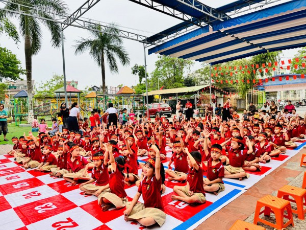 Trẻ tham gia chương trình "Ring the golden bell"