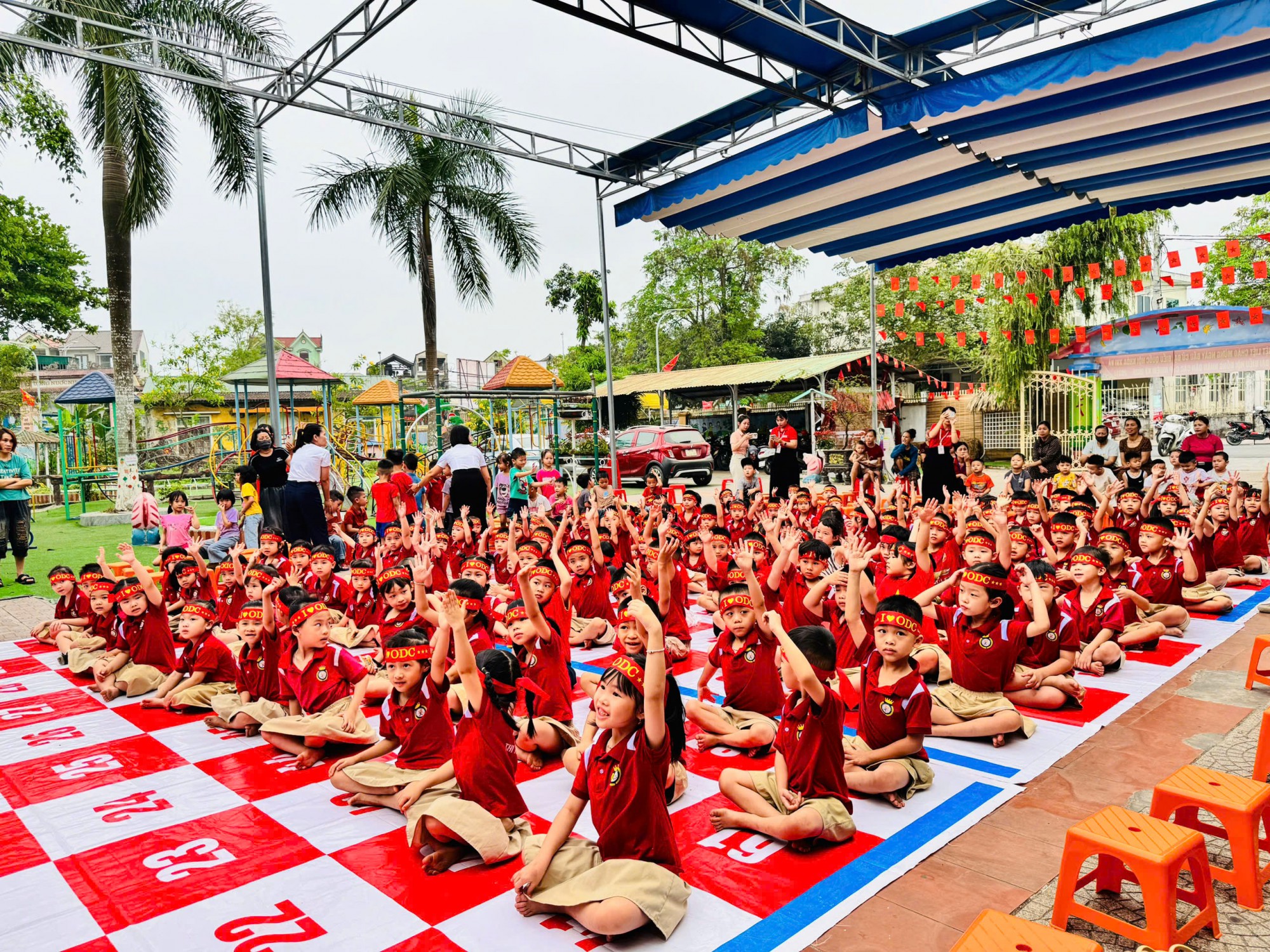 Trẻ tham gia chương trình "Ring the golden bell"